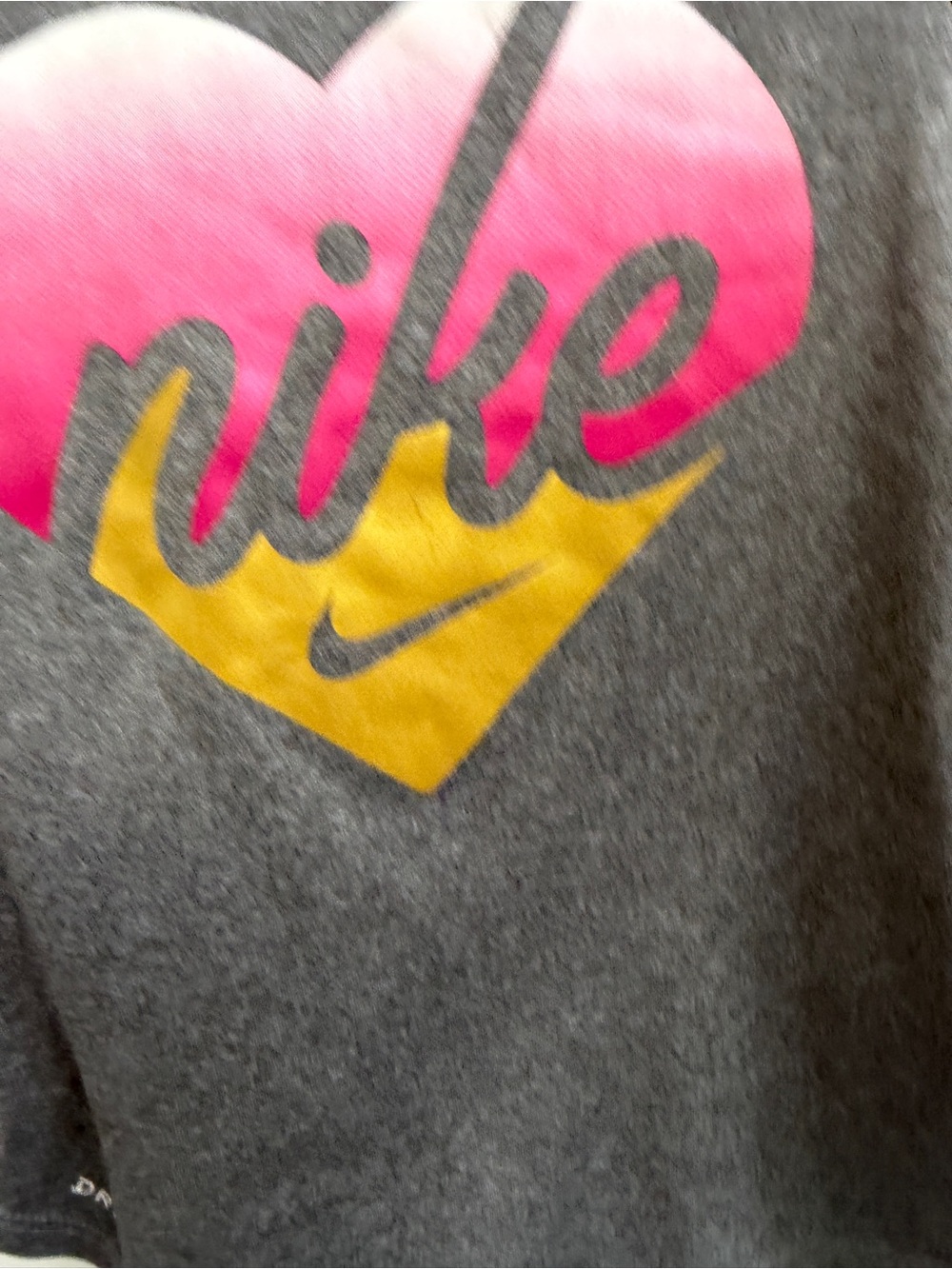 Nike Girls' 4 XS Charcoal Short-Sleeve Tee Shirt Top Blouse Heart Logo - Picture 2 of 6
